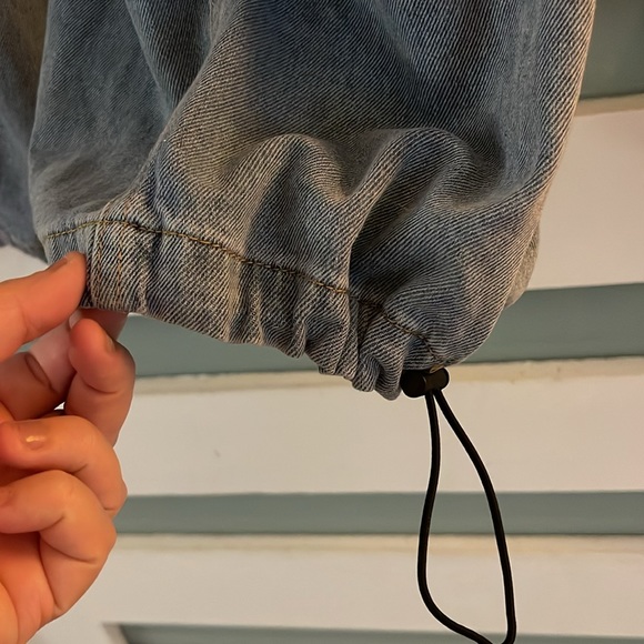 NWT-soft light wash denim wide leg cargo pant with bungee cord at ankle - Picture 8 of 12